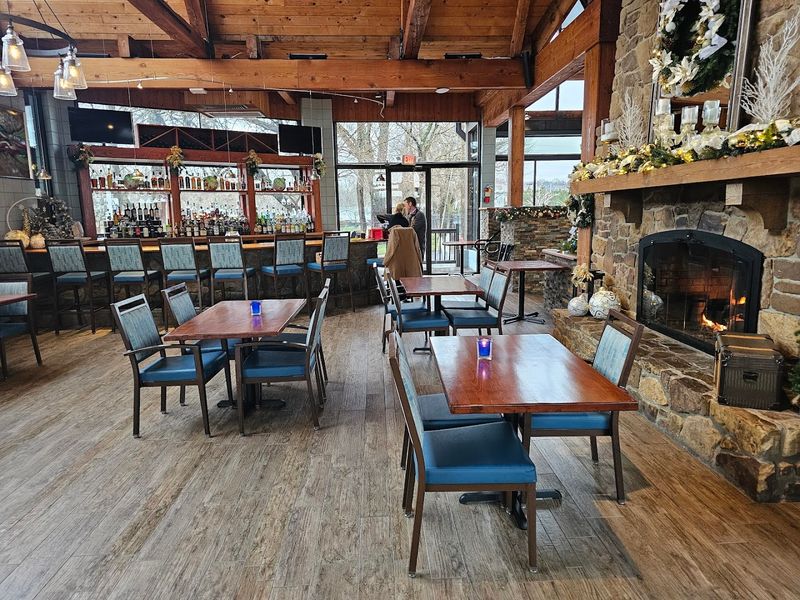 Captain's Quarters Riverside Grille