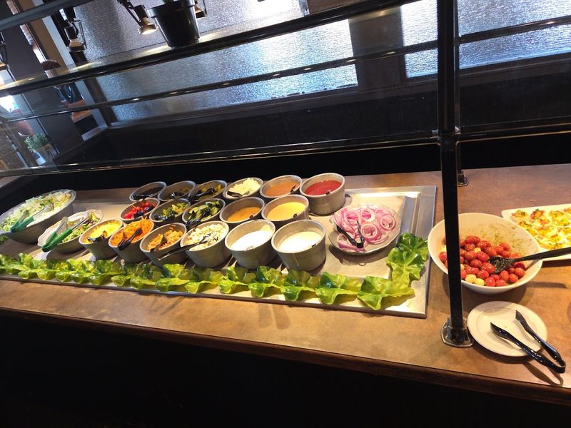 A Salad Bar That Gives You Full Control