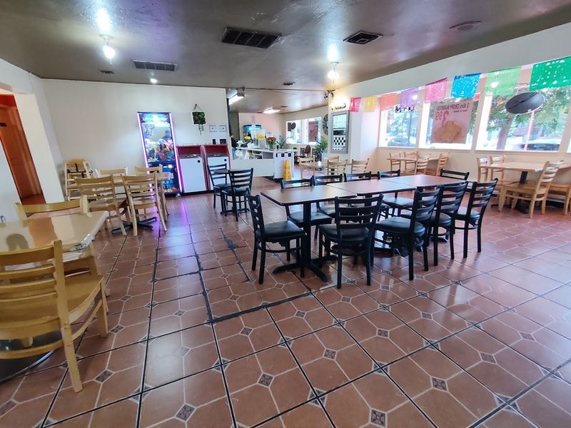 A Spot That Fits Families, Couples, And Solo Diners Without Trying Too Hard