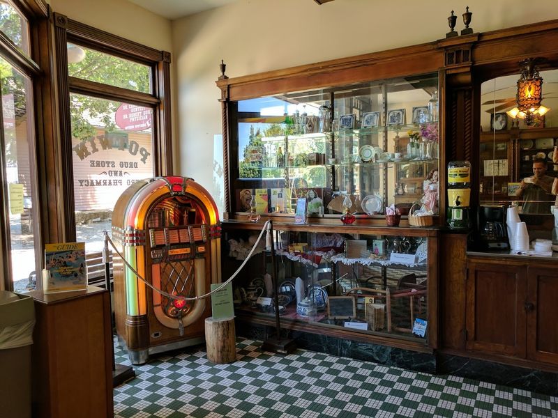 An Old-School Soda Fountain That Seals The Deal