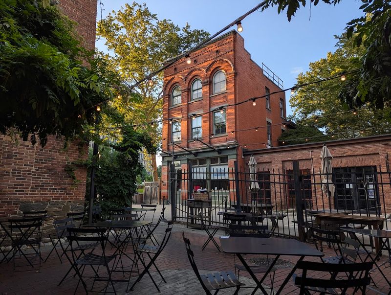 A Crunchy Little Mystery With Serious New York Pub Energy