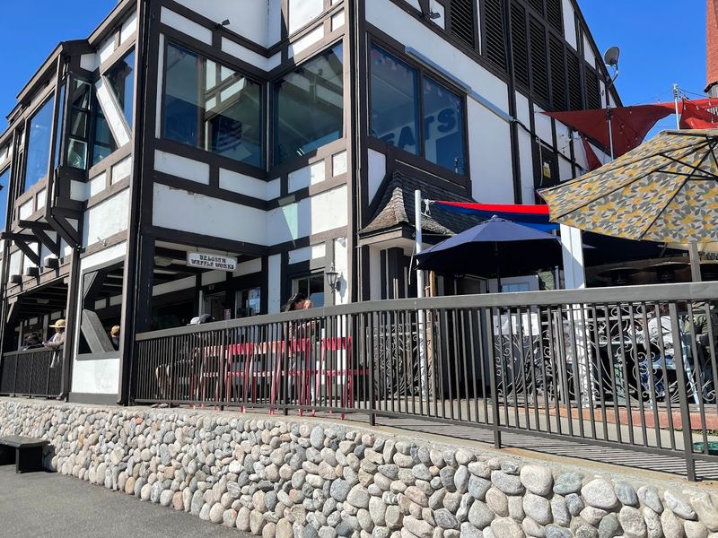 Where Lake Arrowhead Turns Lunch Into A Dockside Ritual