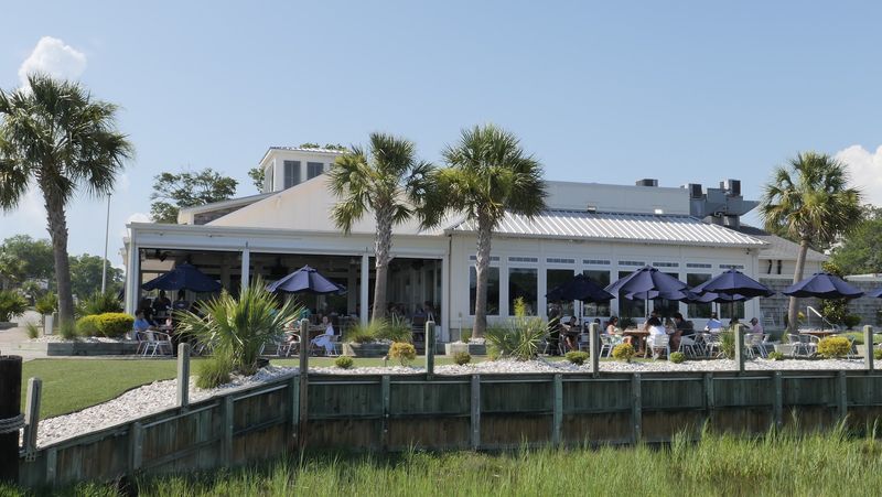 A Waterfront Spot That Earns Its Reputation
