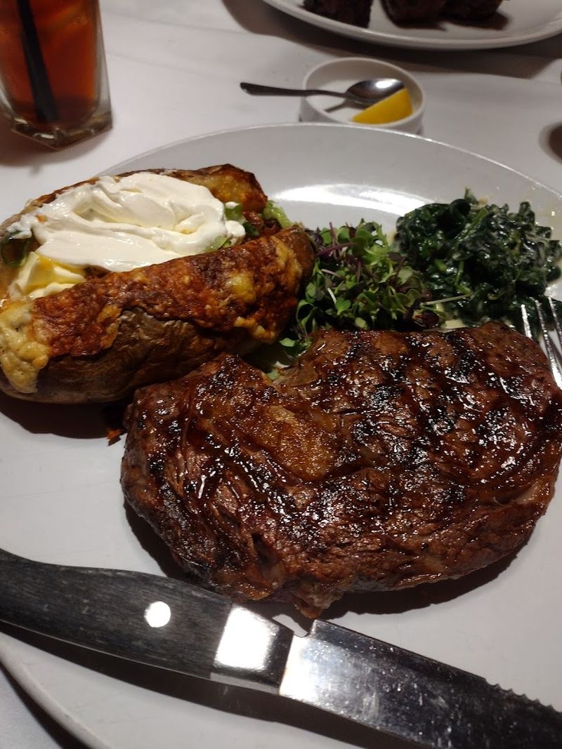 A Menu Built Around Serious Steak Cuts