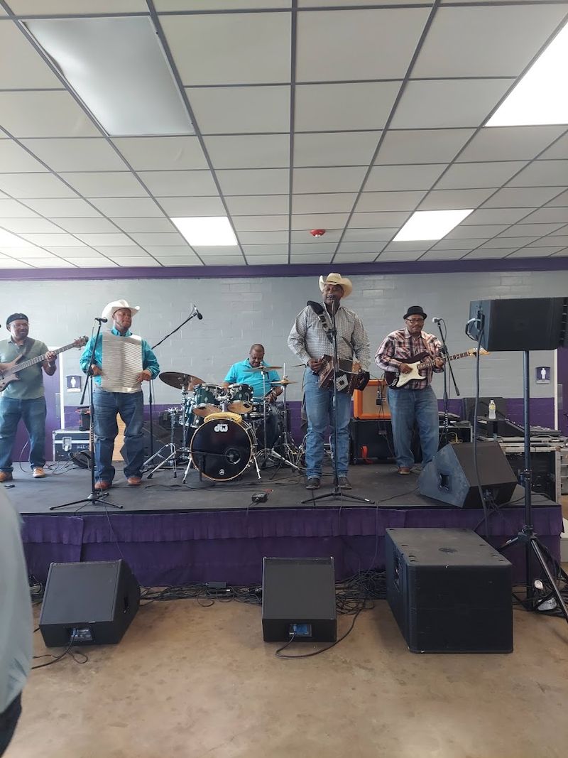 Jefferson Street Turns The Coliseum Into Folk Country