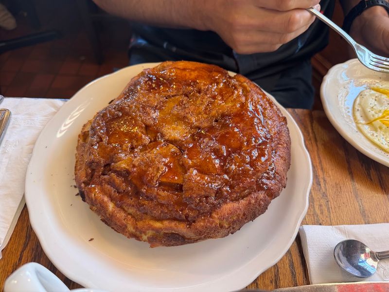 The Apple Pancake Makes A Full-Table Entrance