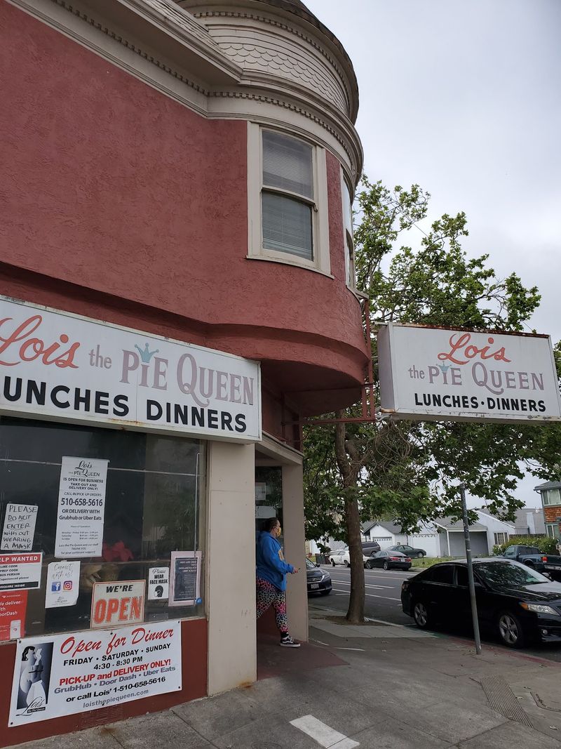 Lois The Pie Queen