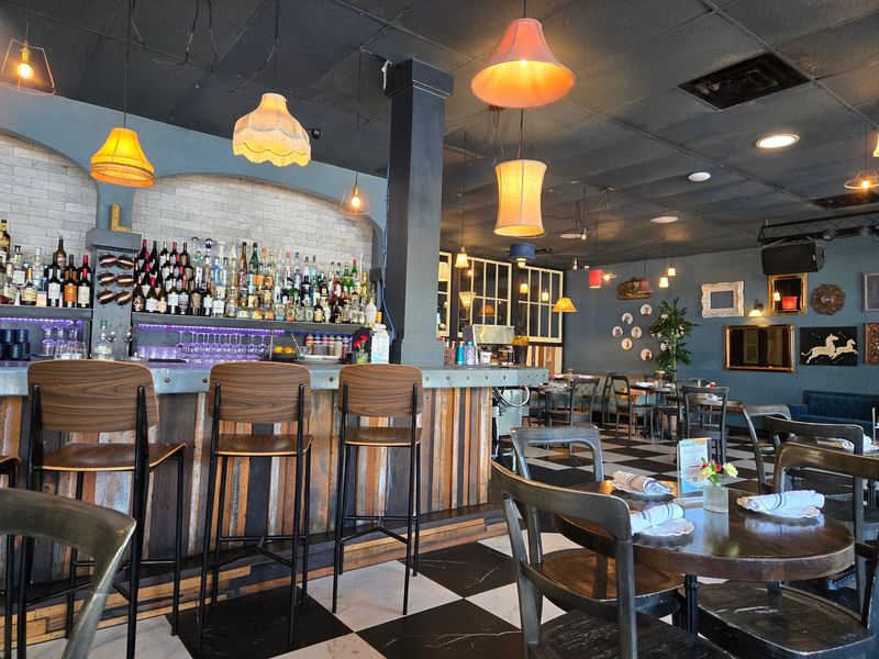 Live Music and an Easygoing Lounge