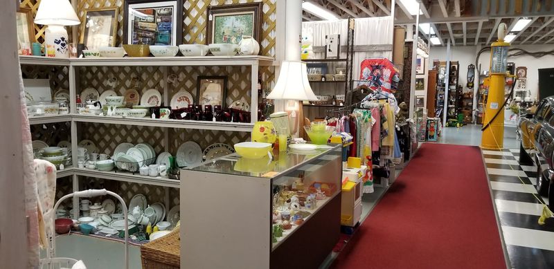 Plaza Antique Mall, Dyersville
