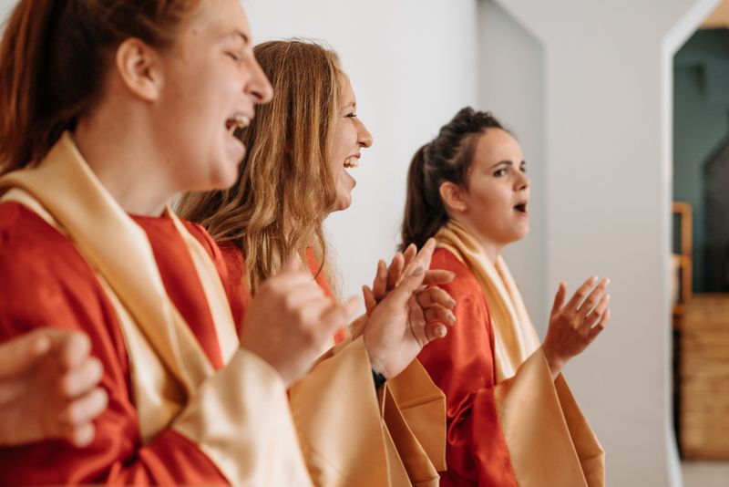 Singing That Fills The Room Without Instruments