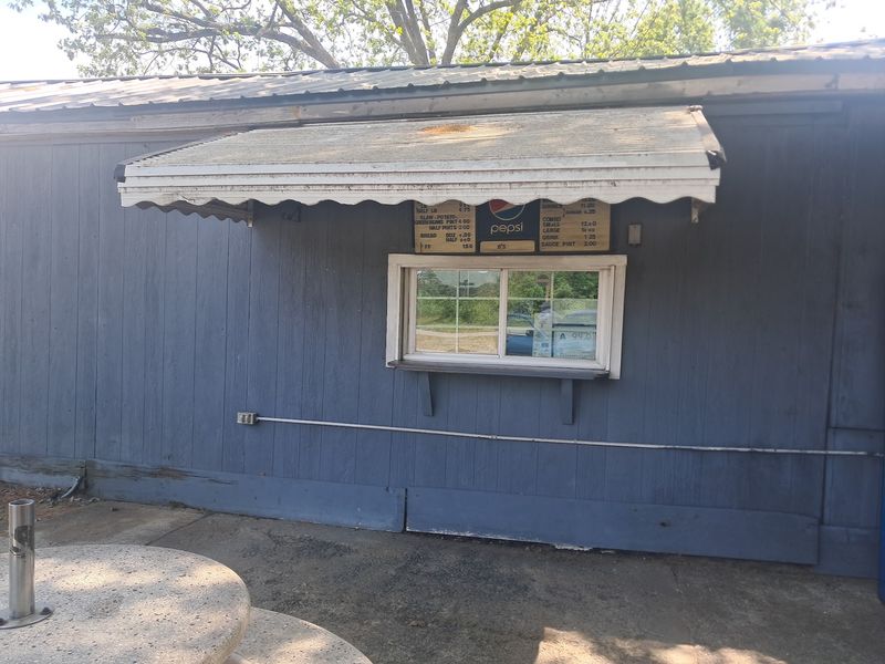 A Former Country Store Keeps The Setting Bare-Bones
