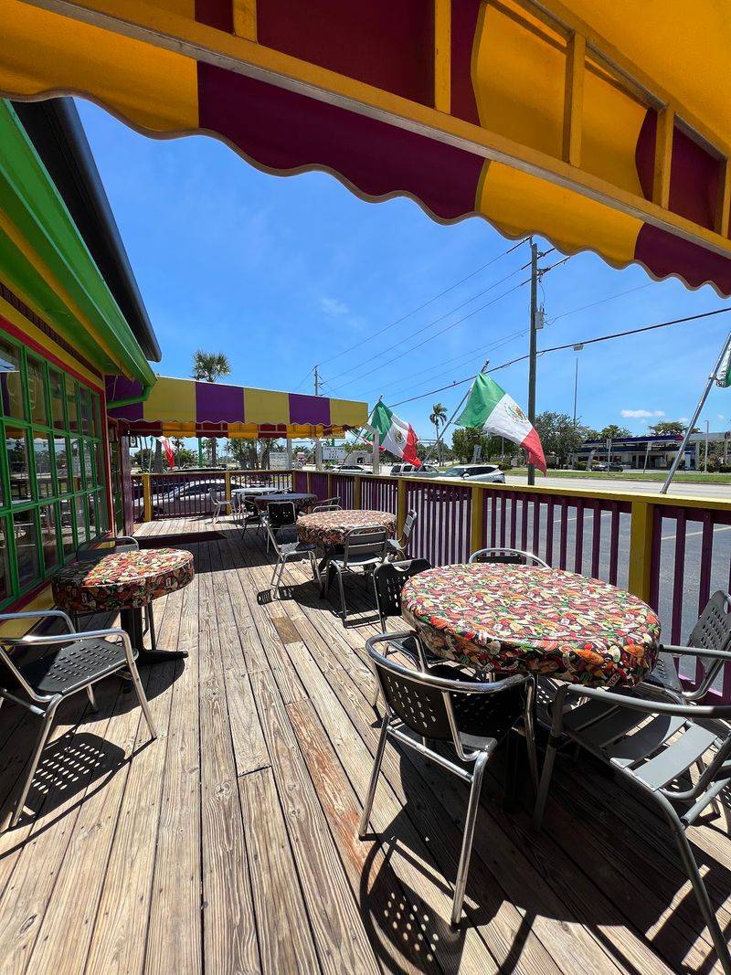 Outdoor Seating for Warm Florida Evenings