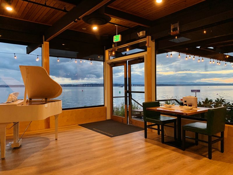 The Ballard Dining Room Has Space For A Waterfront Crowd