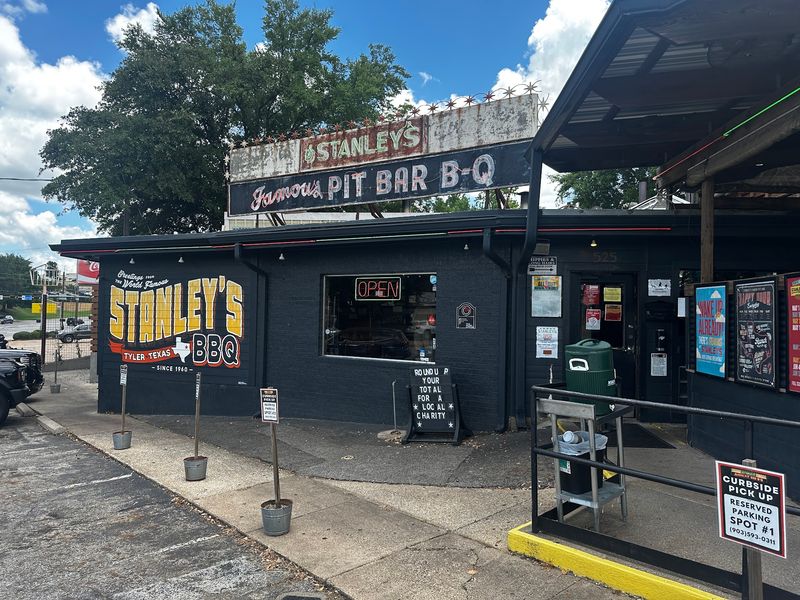 Stanley’s Famous Pit Barbecue