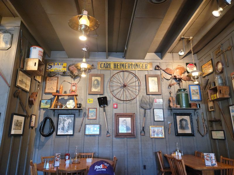 Cracker Barrel, Temple