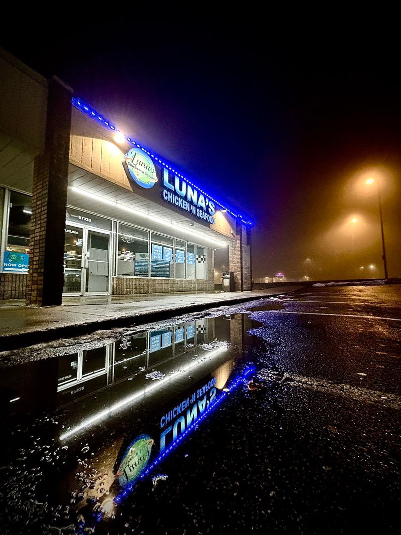 Luna's Chicken N Seafood