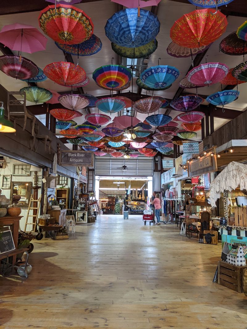 More Than Five Thousand Vendors Keep The Hunt Going