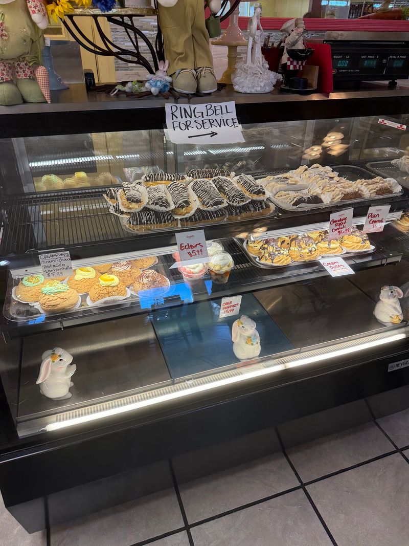 Cannoli And Biscotti Satisfy Sweet Cravings