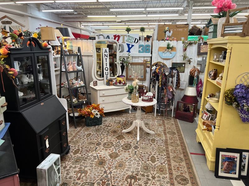 Owls Nest Topeka Antique Mall And Flea Market, Topeka, Kansas
