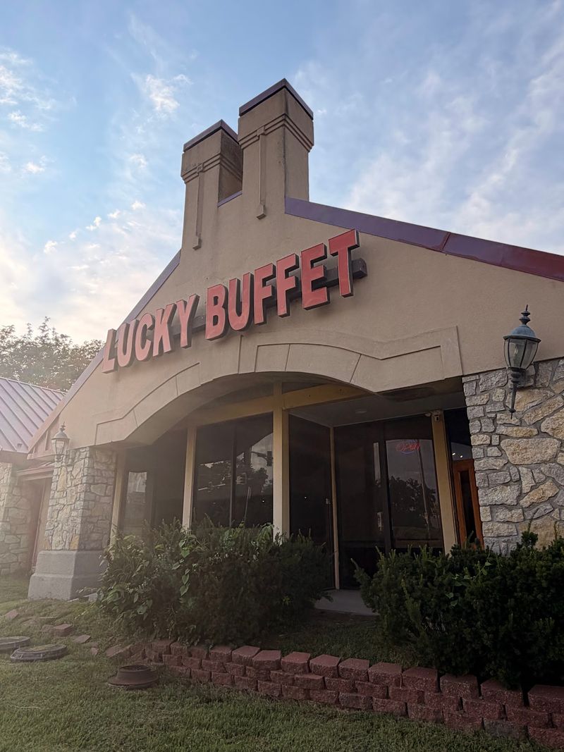 Lucky Buffet, Independence