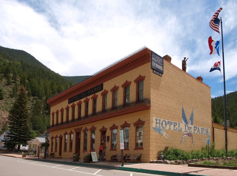 A French Inn Brings A Plot Twist To Sixth Street