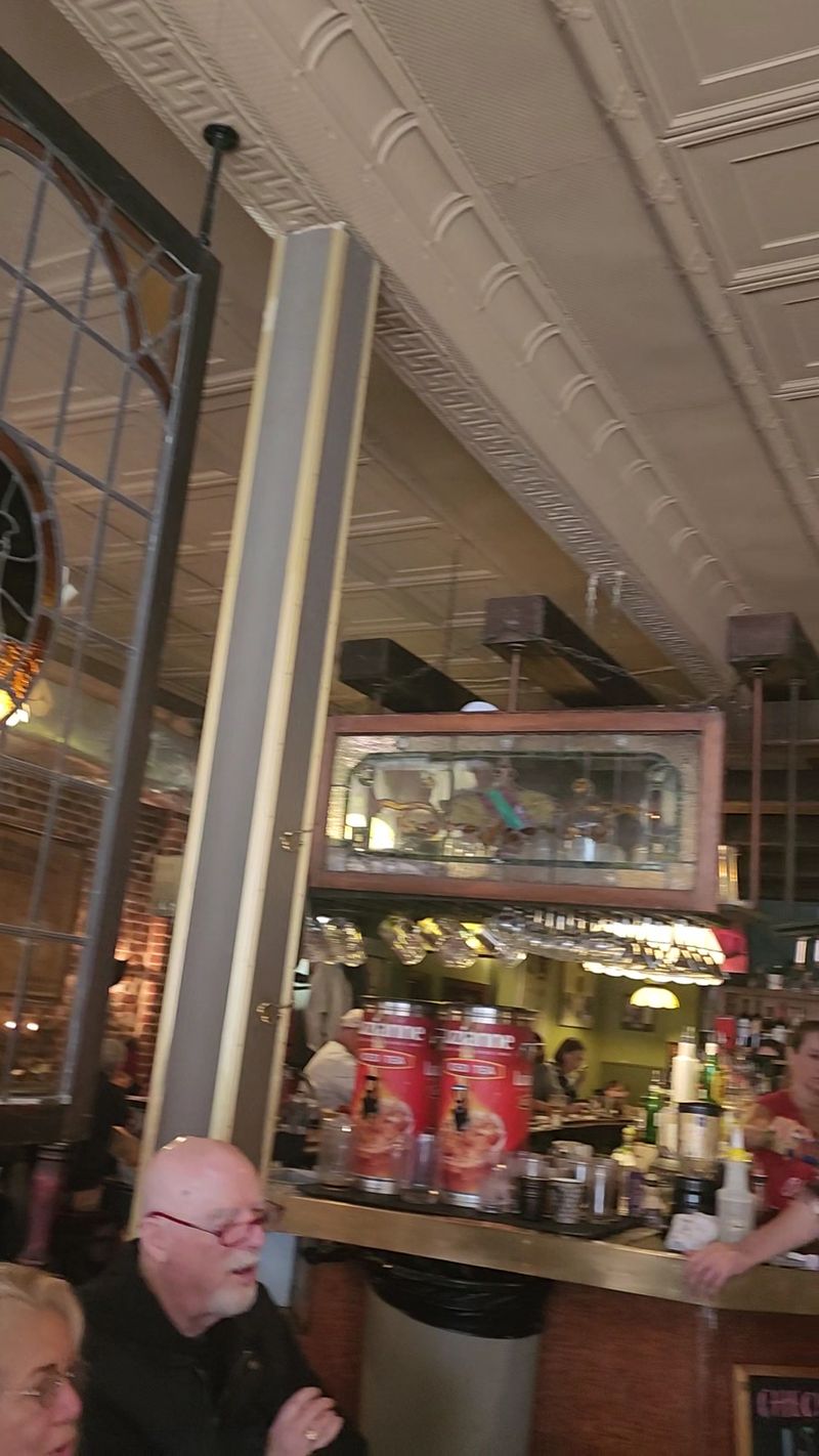The Buzzing, Neighborhood-Pub Atmosphere