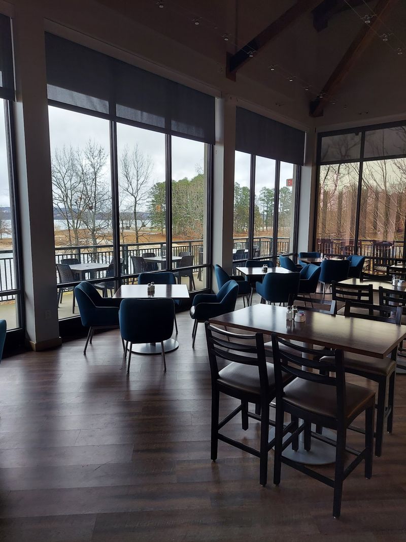 The Restaurant Keeps Meals Close To The Lake