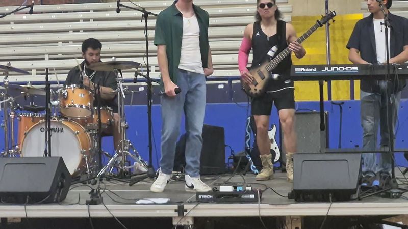Live Music Keeps The Evening Moving