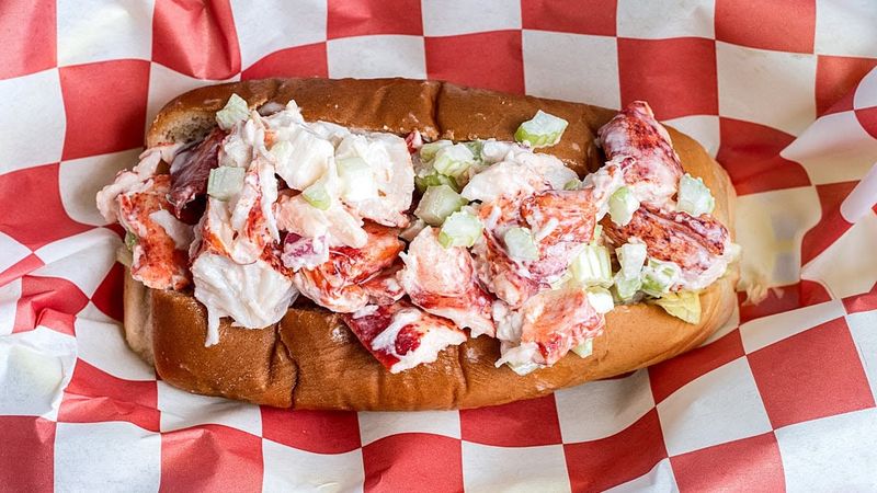 Butter-Toasted Buns Keep The Lobster On Course