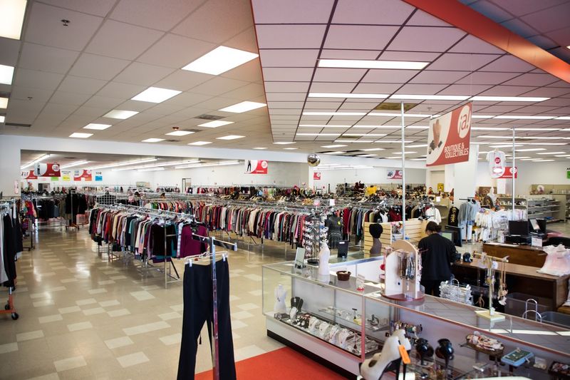 Adelante Thrift, Kansas City, Kansas