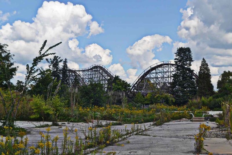 SeaWorld And Six Flags Made This Lakeside Complex Even Bigger