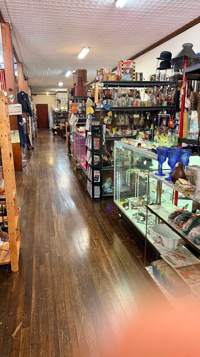 4th Street Flea Market Antiques And Collectables, Garnett
