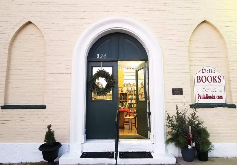 Pella Books, Pella