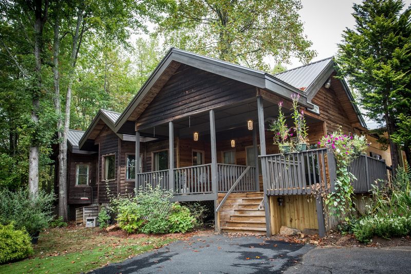 The North Georgia Setting Makes This A Peaceful Weekend Retreat