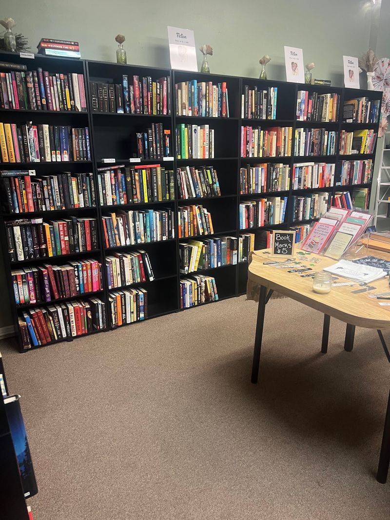 Limerick Candle & Vintage Reads, Dubuque