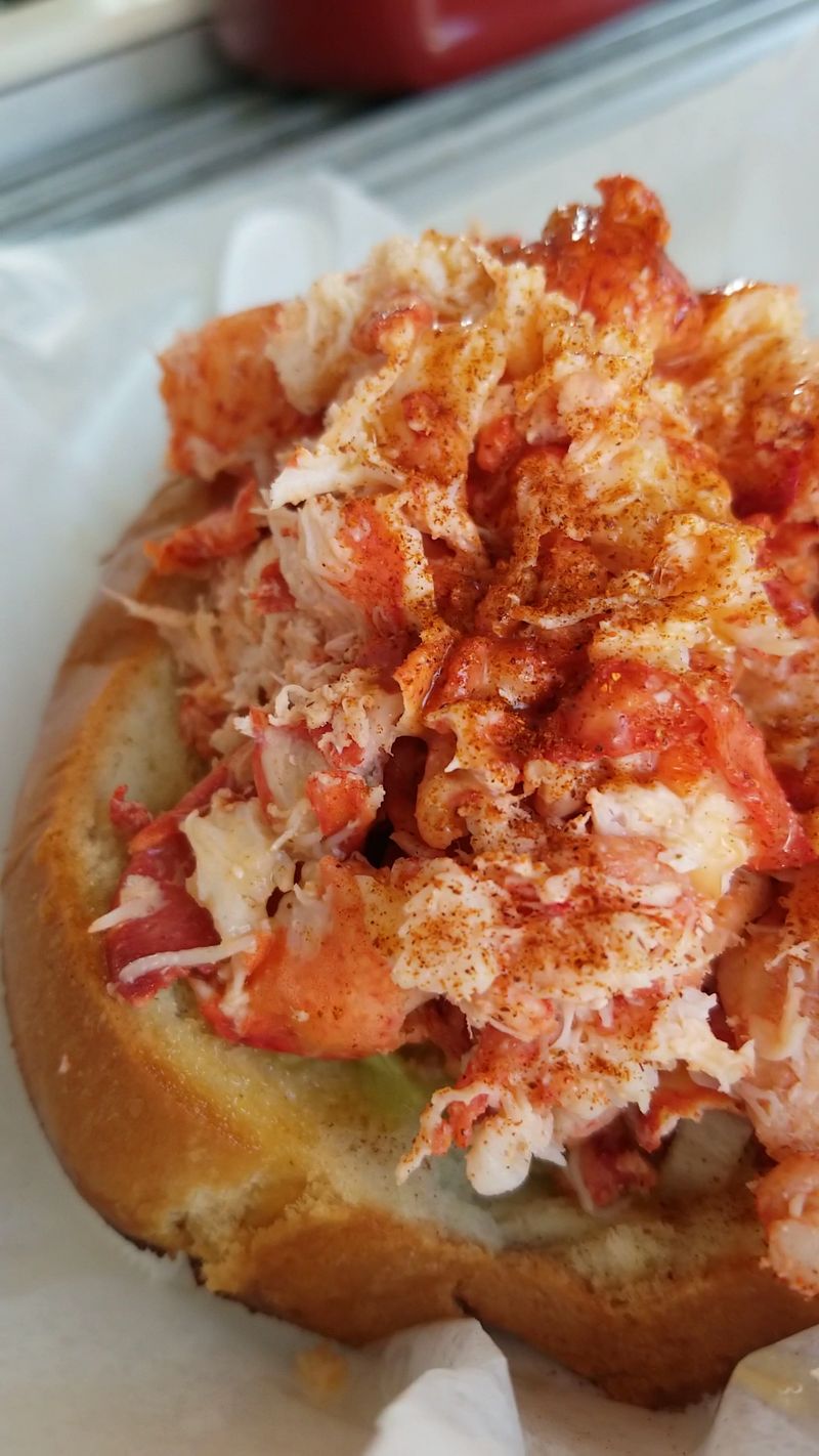A Lobster Roll That Wins Quiet Praise