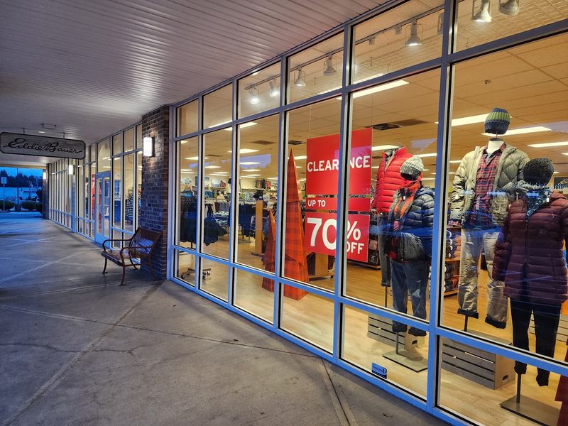 Why This Oregon Coast Shopping Stop Keeps Drawing Road Trippers
