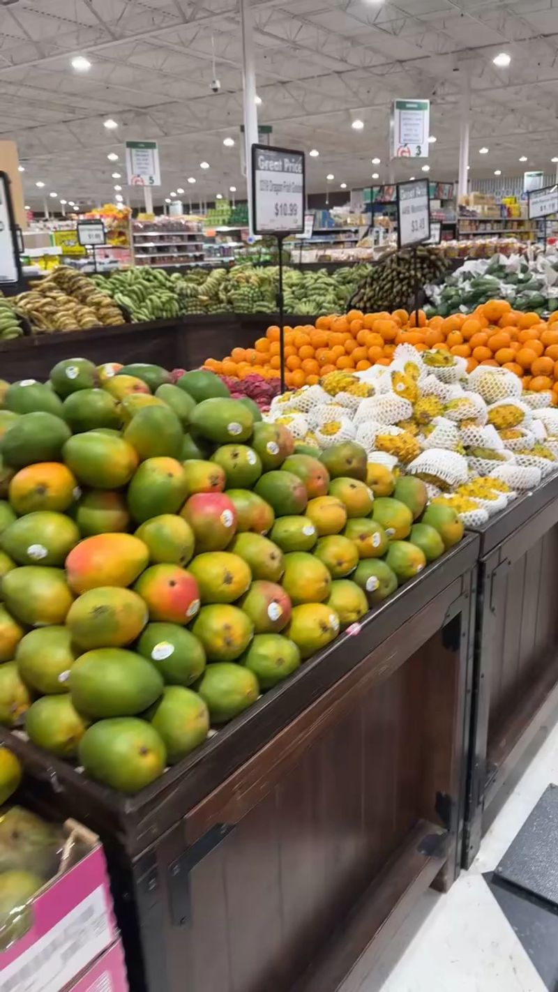 Produce And Live Seafood Make The Fresh Departments Stand Out