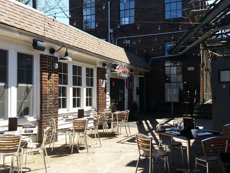 Courtyard Seating Gives Dinner A Different Rhythm