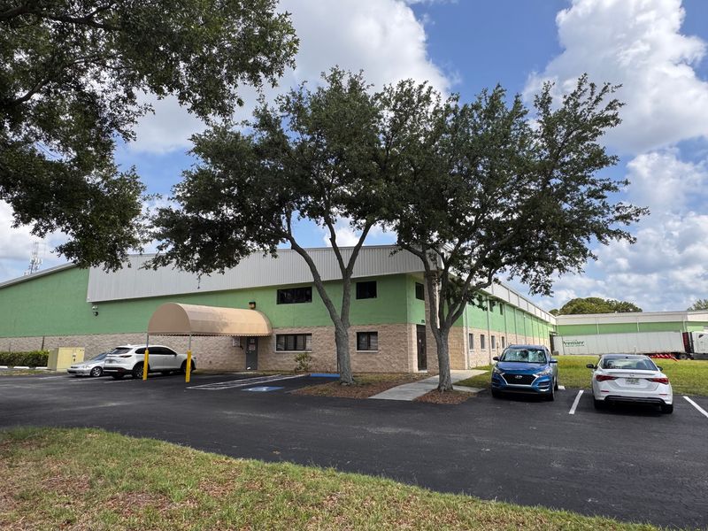 Retail Returns And Overstock Fill This Florida Warehouse