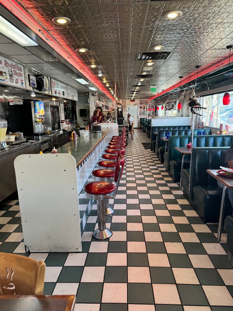 A Retro Dining Room With Serious Fifties Flair