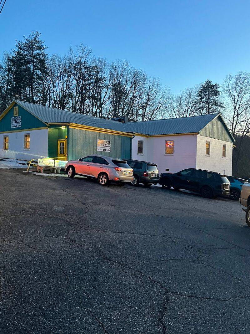 A Maiden fish camp draws diners from beyond town