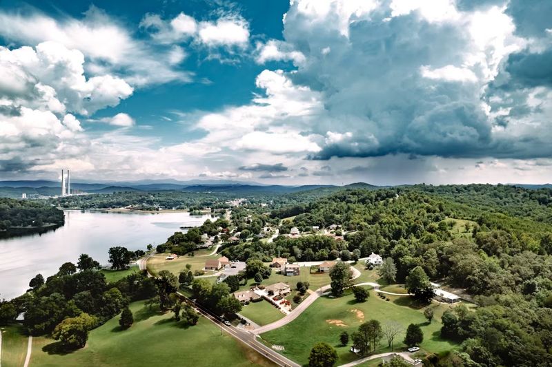 Watts Bar Lake Keeps The Water Close
