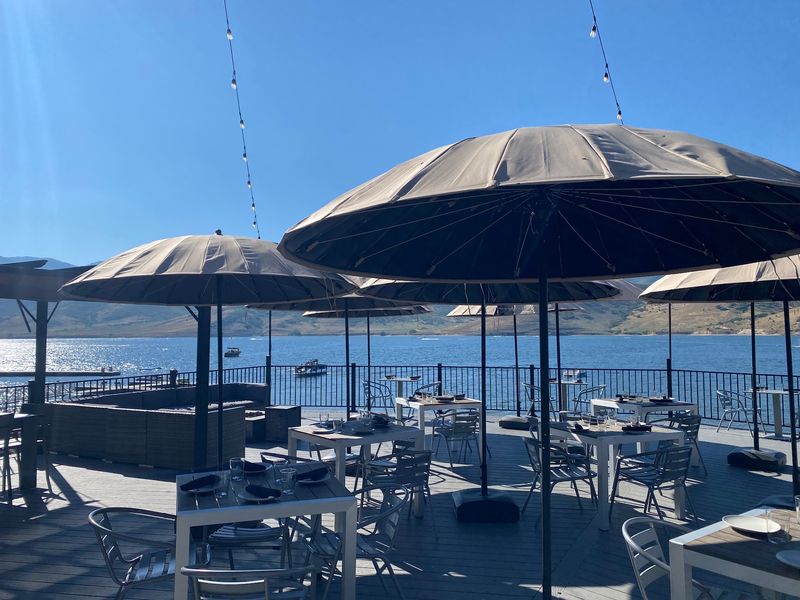 A Lakeside Choice That Solves The Lunch Debate