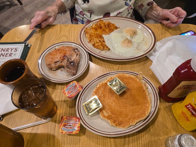 Henry's Diner, Crescent