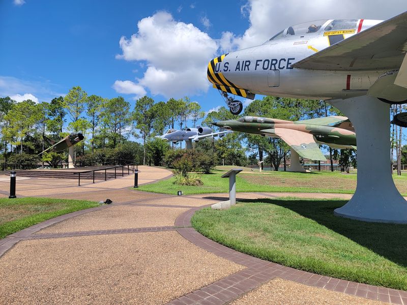 Commerce Moves Into Commanding Spaces
