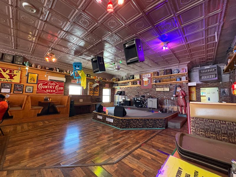 Live Music and Weekend Energy