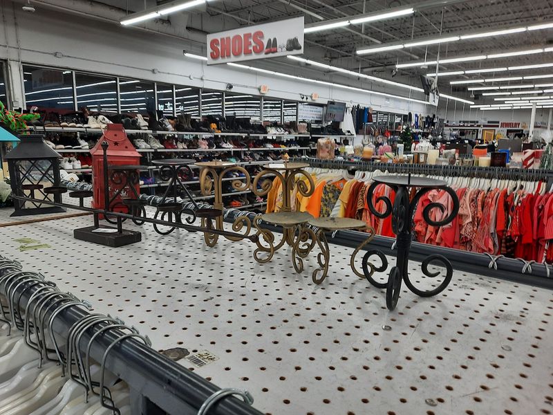 Discount colors and sale-day strategy