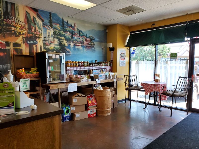 Auntie Em's Deli & Bakery, Lawrence