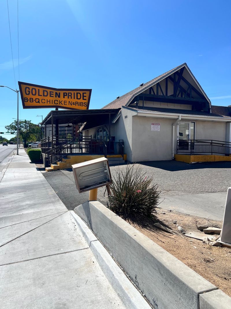 A Lomas Boulevard Landmark With a Drive-Thru Heart